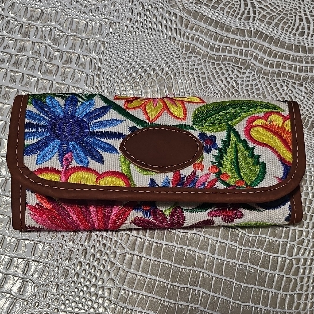 Floral Embroidered Women's Clutch